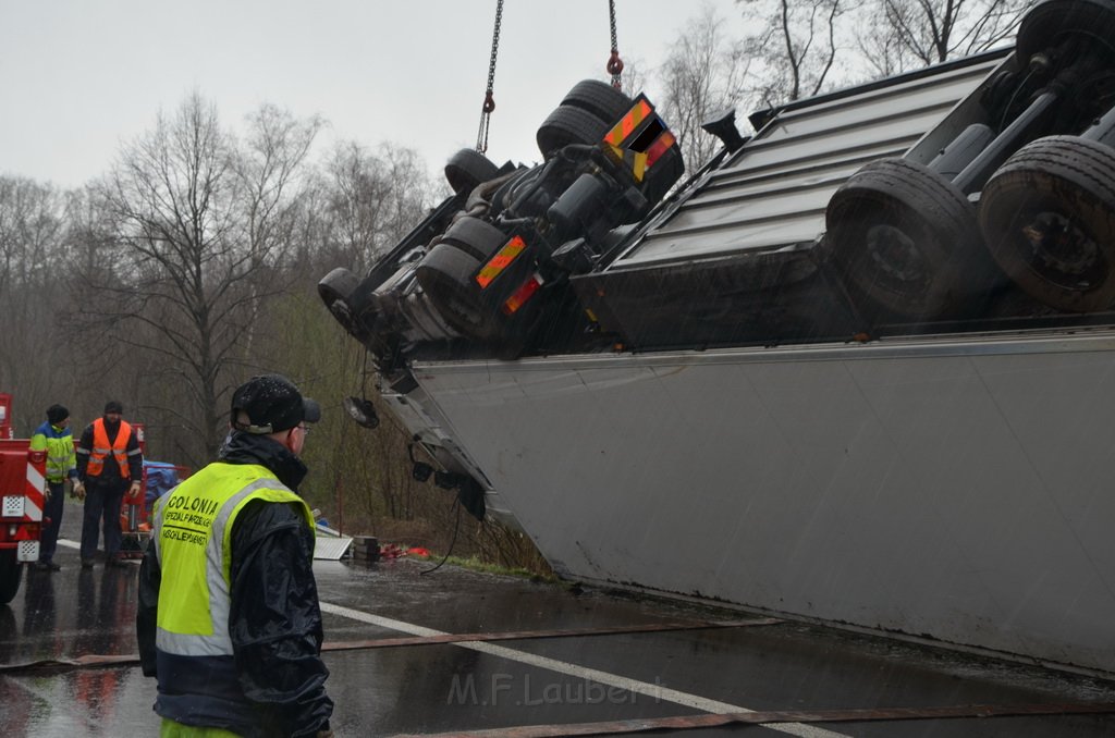 VU LKW umgestuerzt A 3 Rich Frankfurt AS Koenigsforst P411.JPG - Miklos Laubert